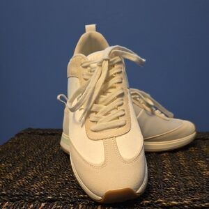 Vionic White Casual Shoes